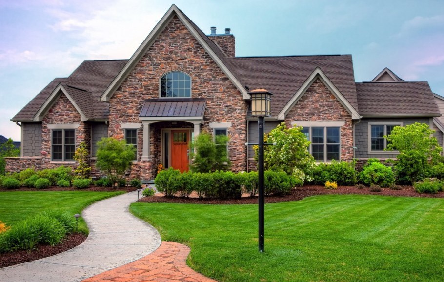 Красивый загородный дом