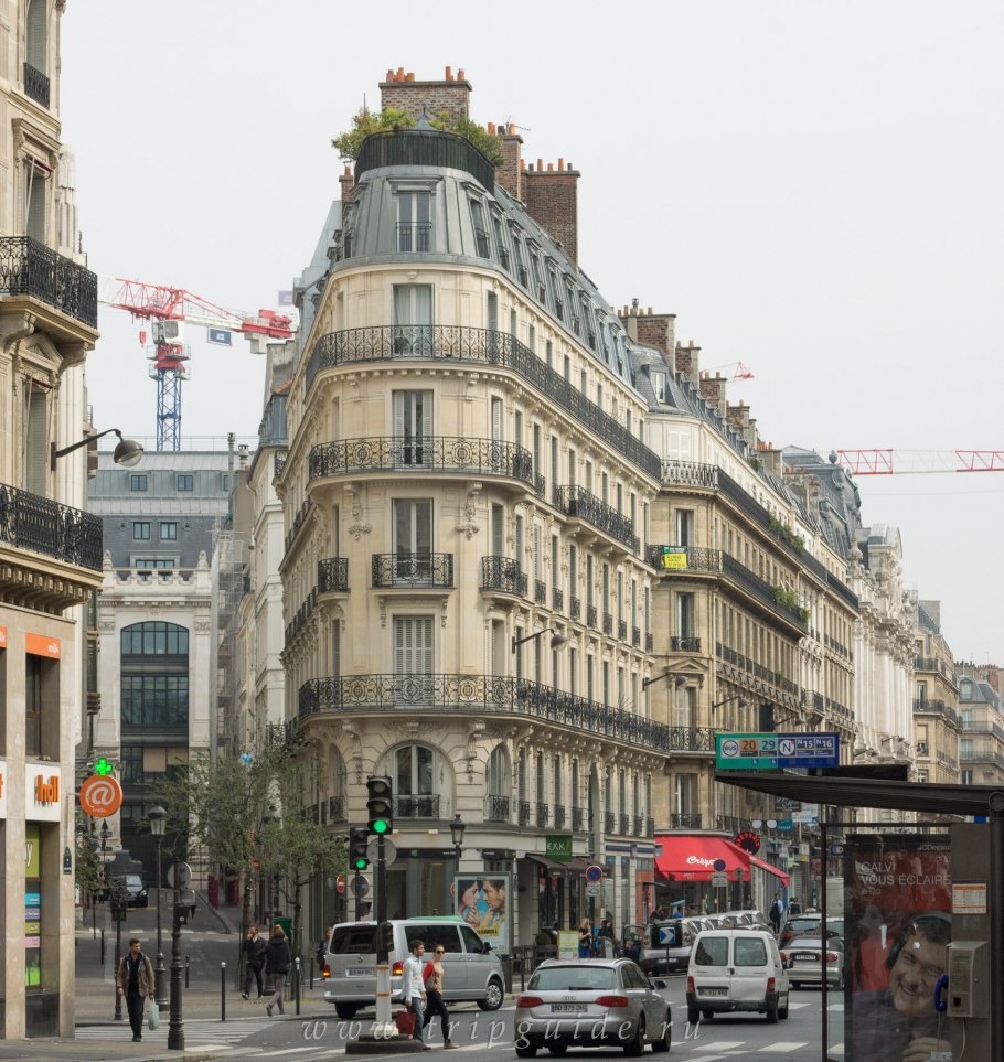 Кривое здание в Париже