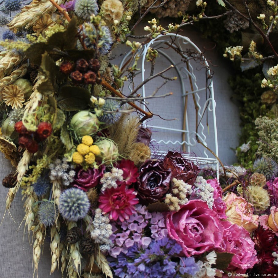 Композиция из сухоцветов в вазе