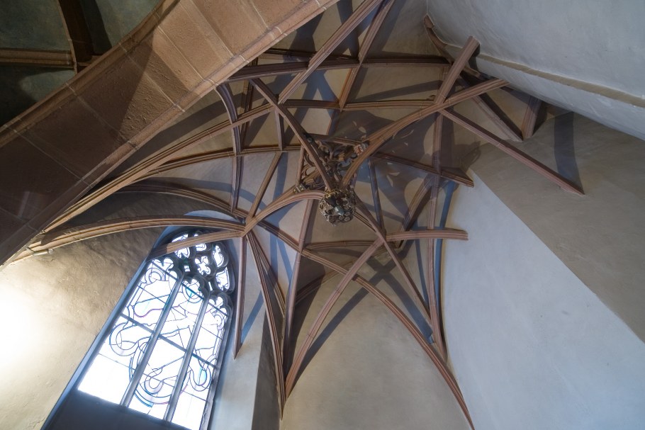 Потолок в готическом стиле