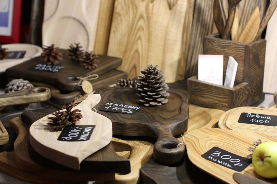 Ребенок пилит доску