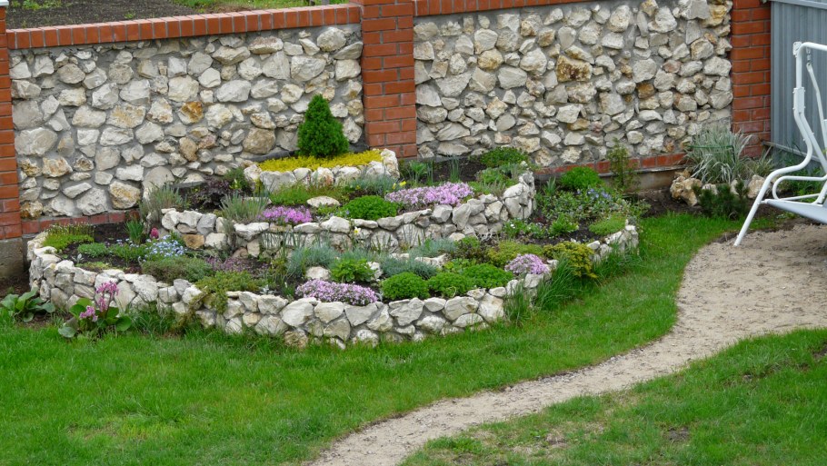 Горка для цветов из бутового камня