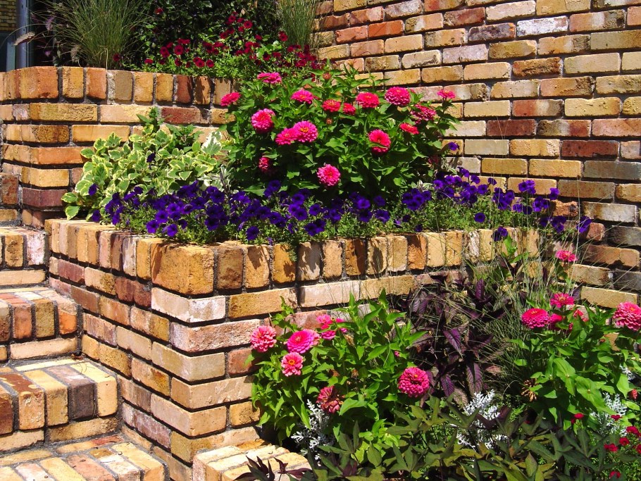 Цветник из кирпича