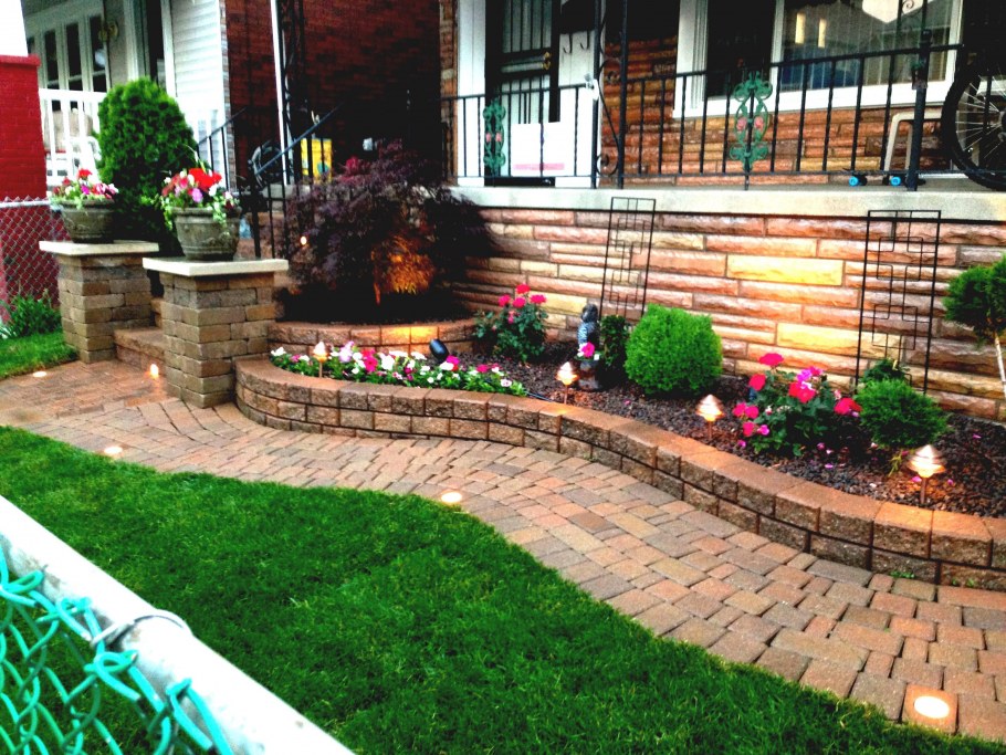 Клумба возле крыльца