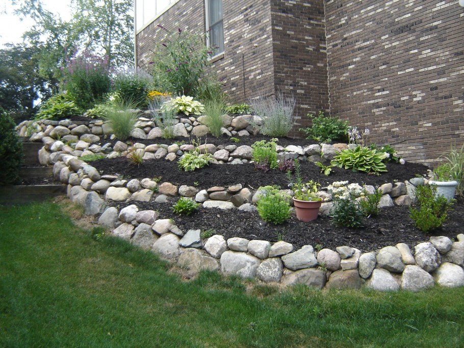 Клумбы из бутового камня