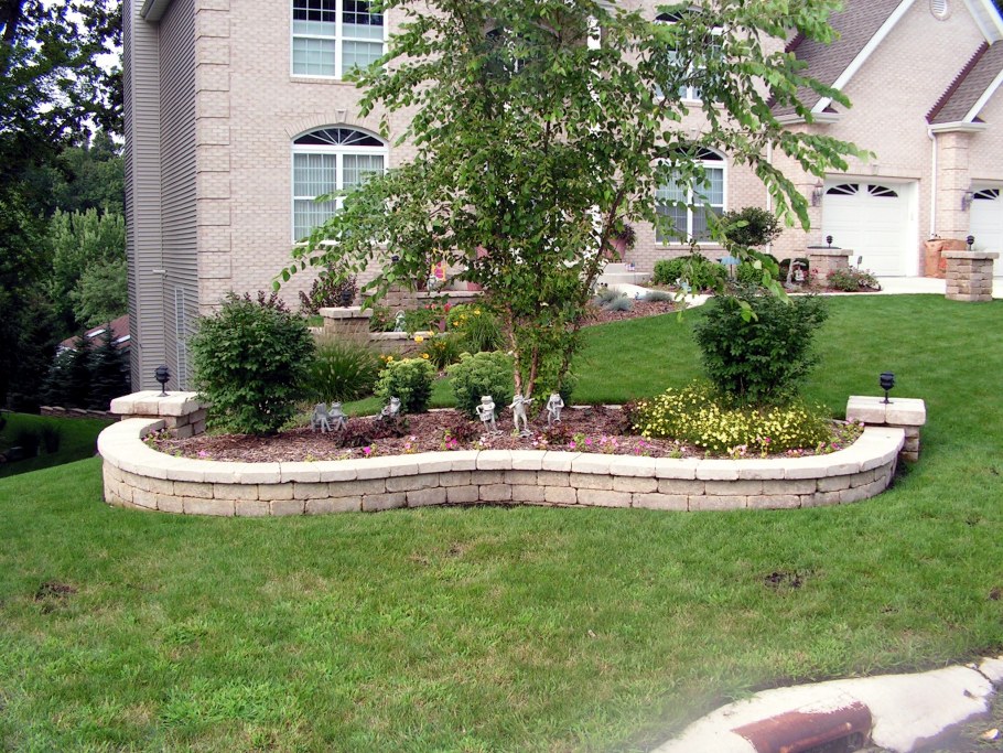 Клумба огороженная камнями