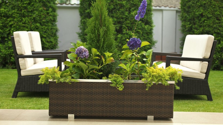 Вазон из ротанга