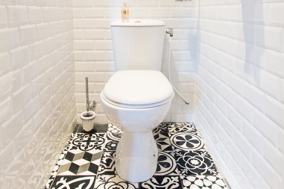 Отделка санузла плиткой под дерево