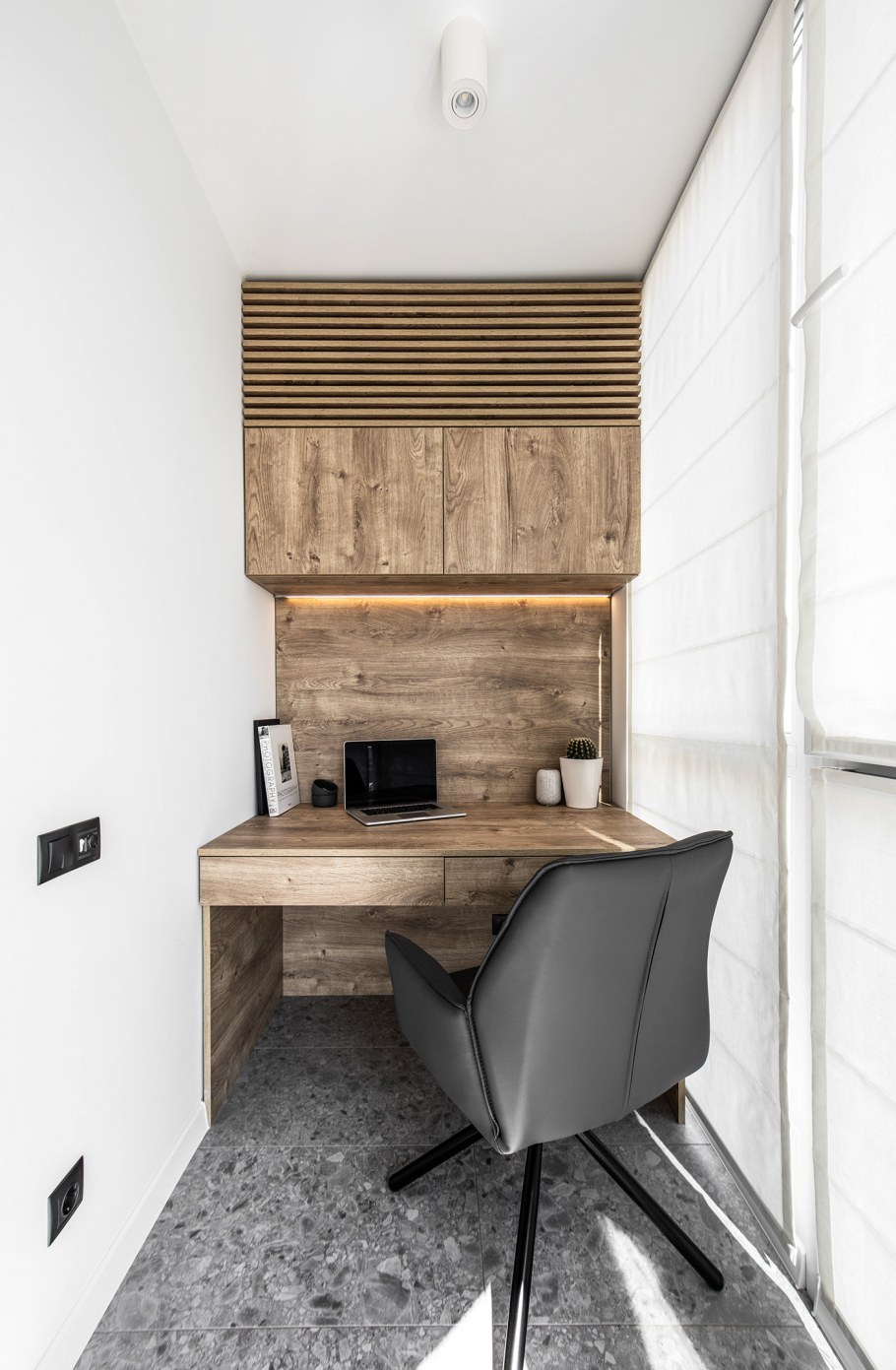 Кондиционер в спальне над кроватью спрятанный