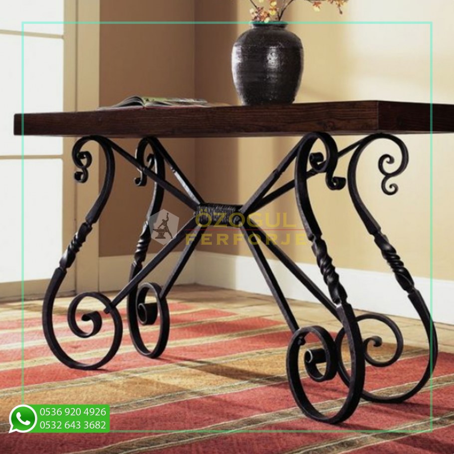 Полки с коваными элементами