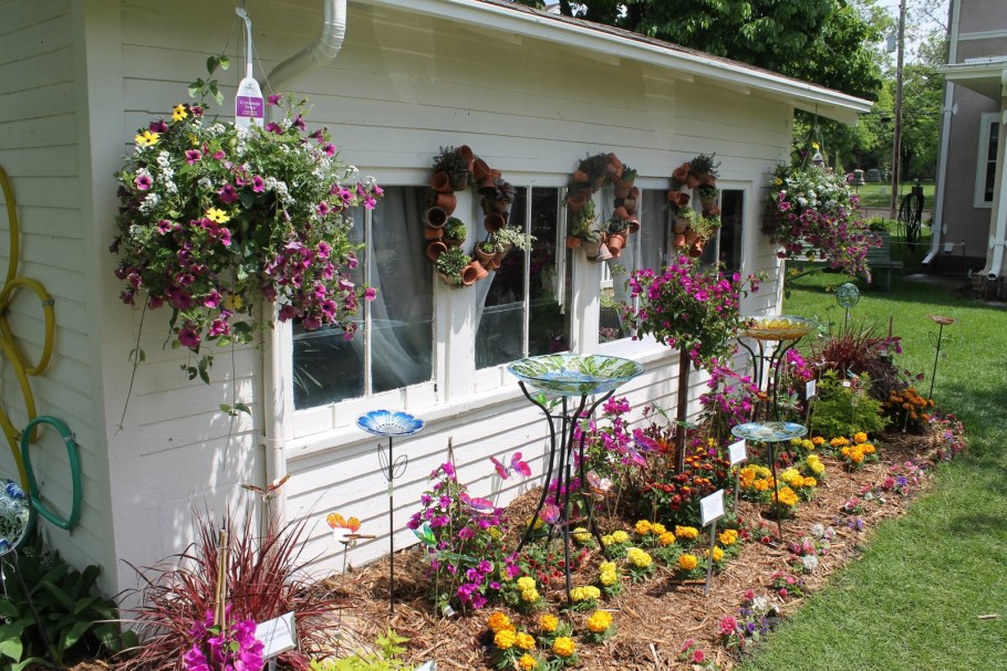 Простое украшение дачного дома