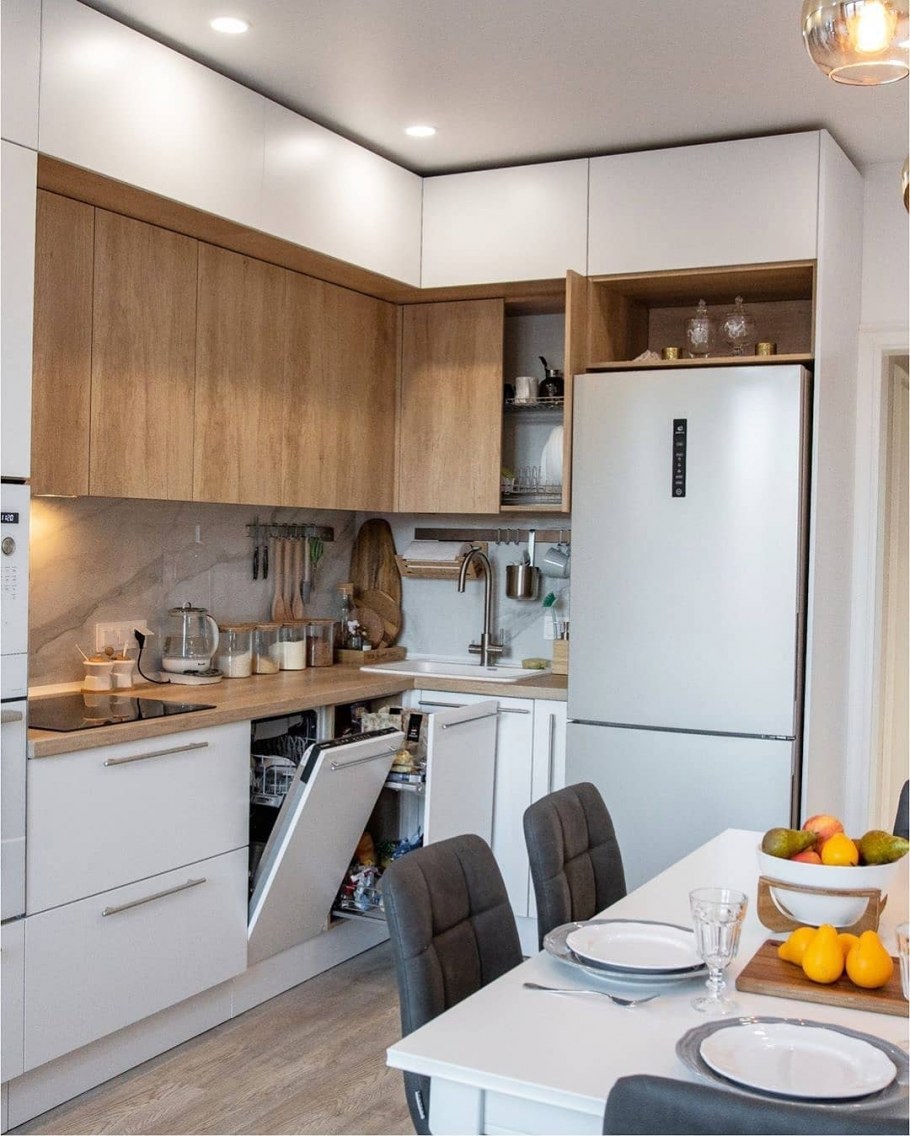 фото маленьких кухонь в квартирах с холодильником