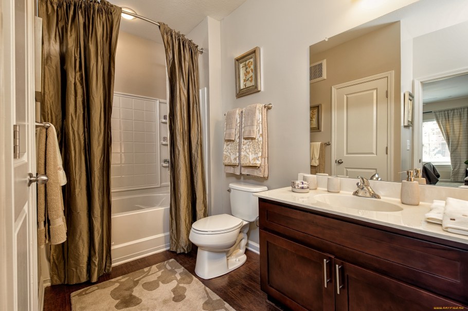 Штора в бежевую ванную комнату