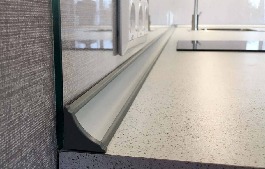 Плинтус для столешницы Рехау 118