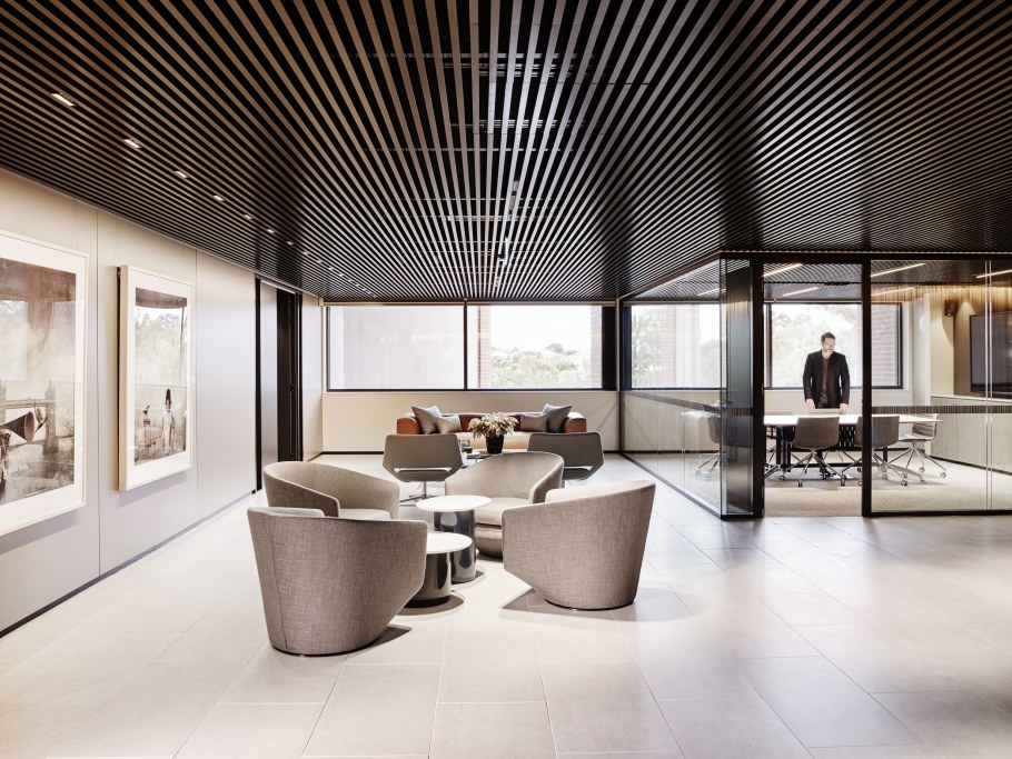 Стильный потолок в офис