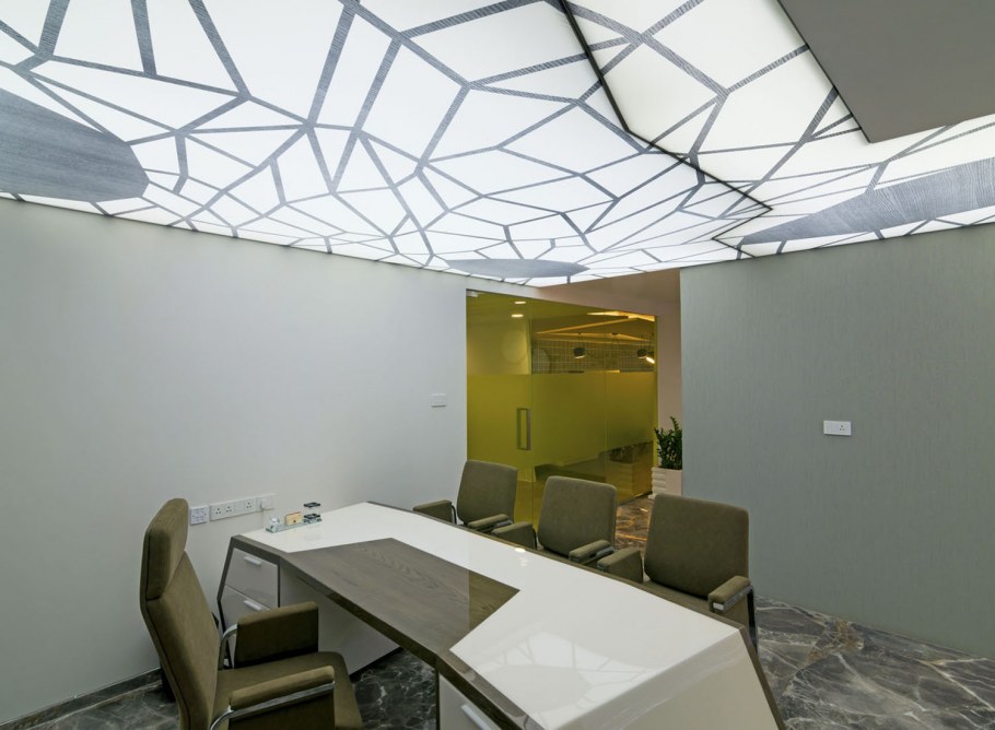 Натяжной светящийся потолок в офисе
