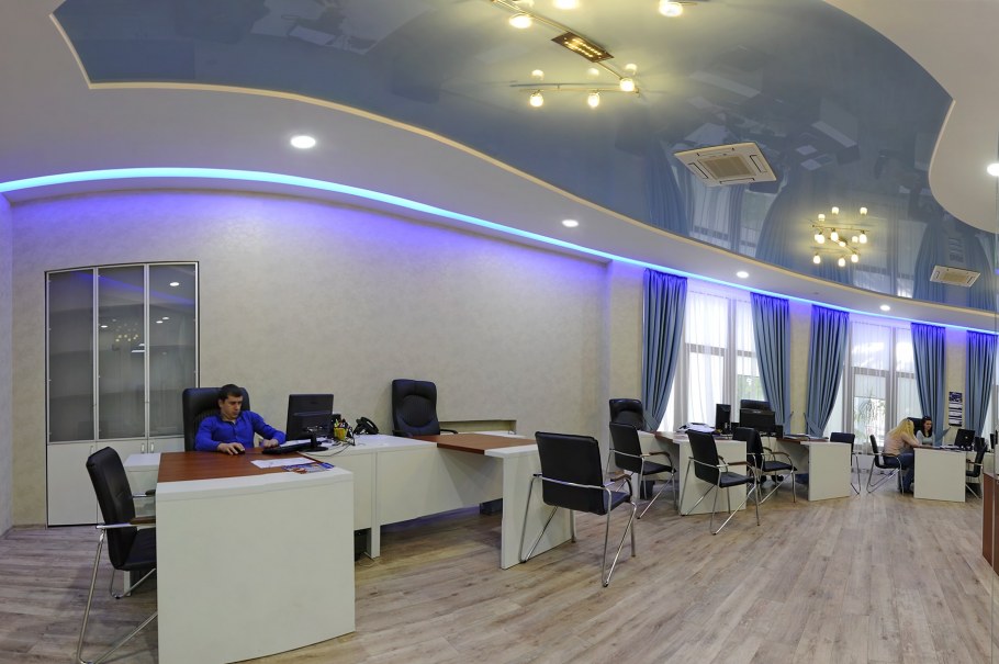 Натяжной потолок в офисе