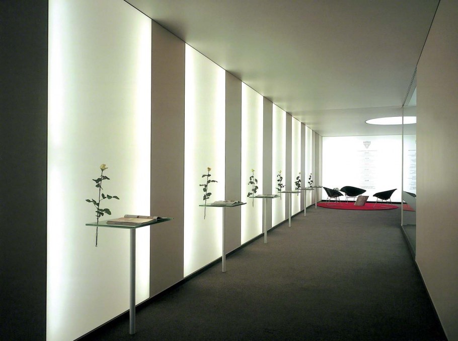 Вертикальная подсветка стен в интерьере