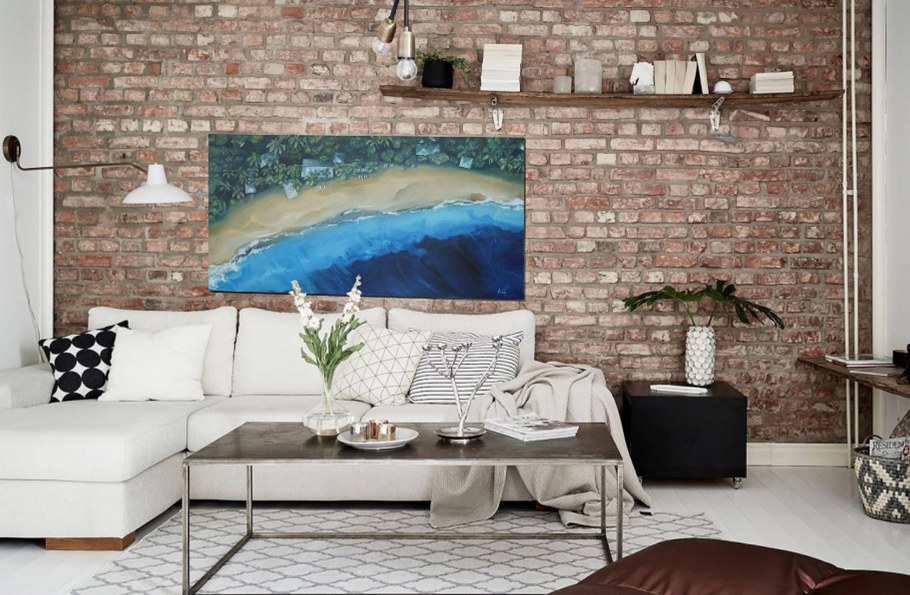 Картины на кирпичной стене в интерьере