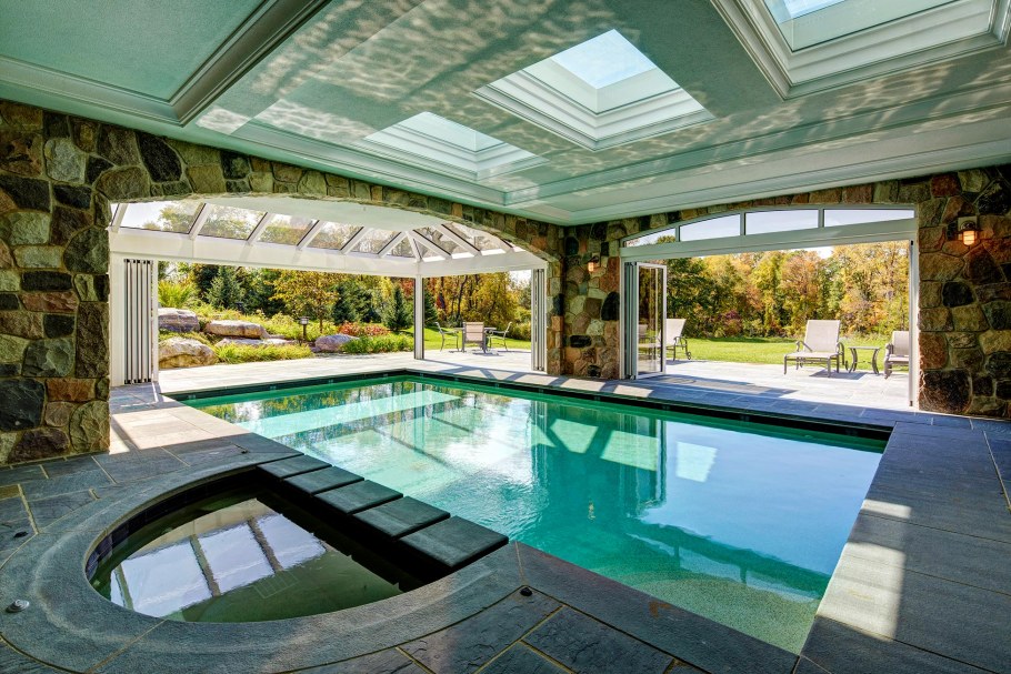 Деревянная баня с бассейном