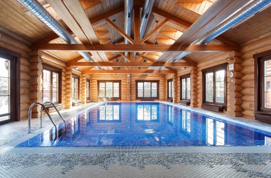 Загородный дом с бассейном внутри