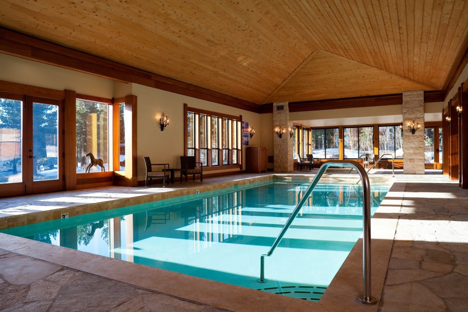 Деревянный дом с бассейном