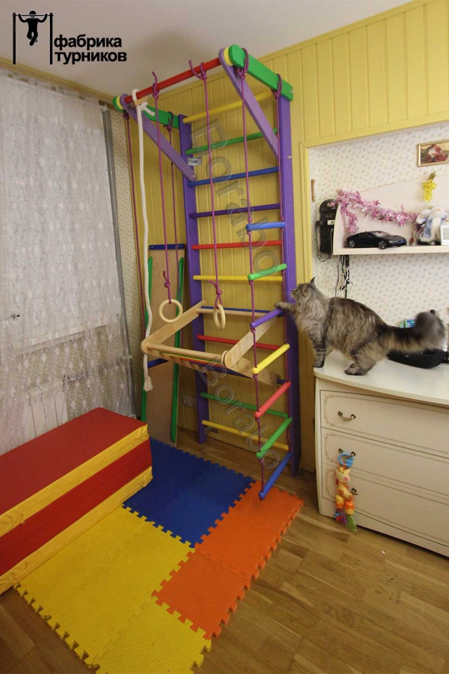 Интерьер детской комнаты со шведской стенкой