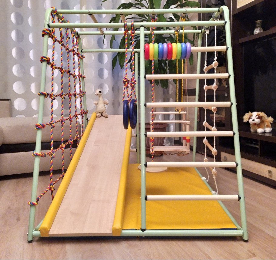 Детская кровать с игровой зоной