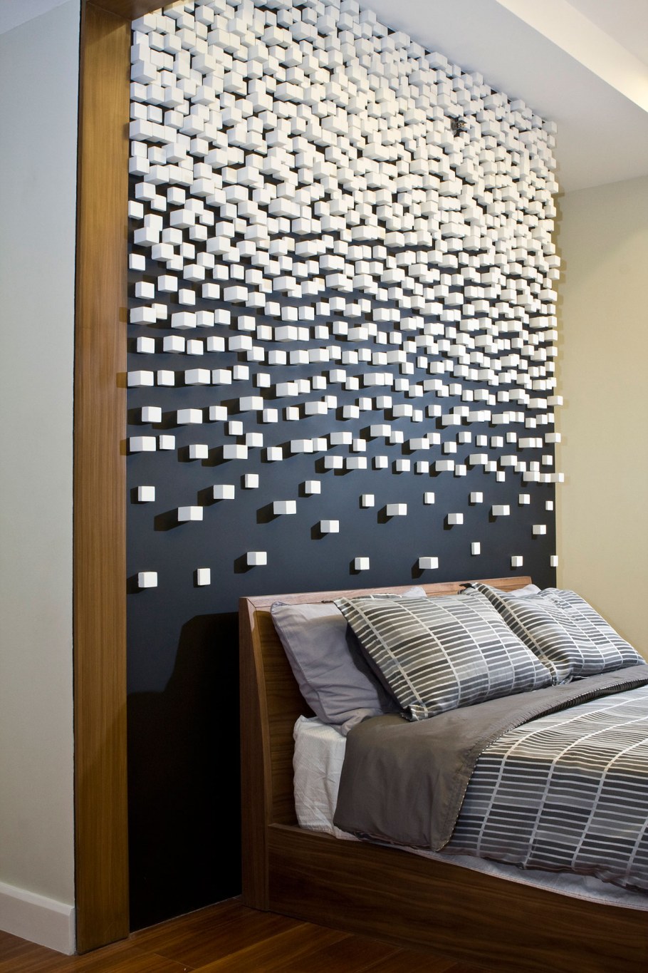 Обои в изголовье кровати в спальне