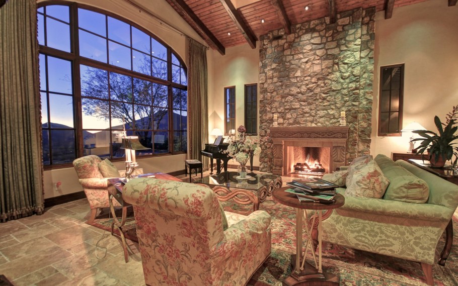 Роскошная гостиная с камином