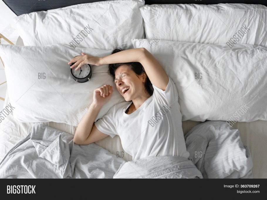 Тёмная комната с неоновой подсветкой