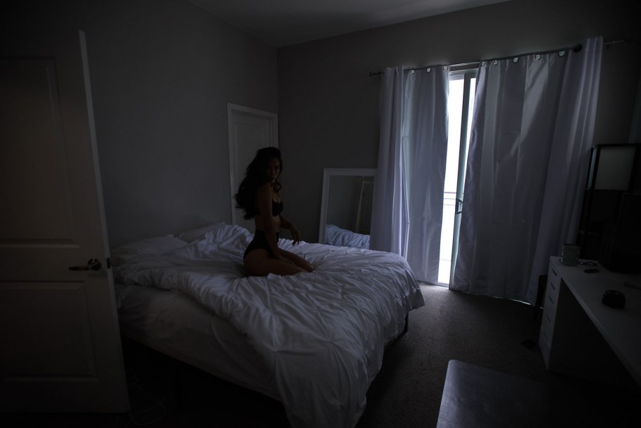 Азиатка выключает будильник