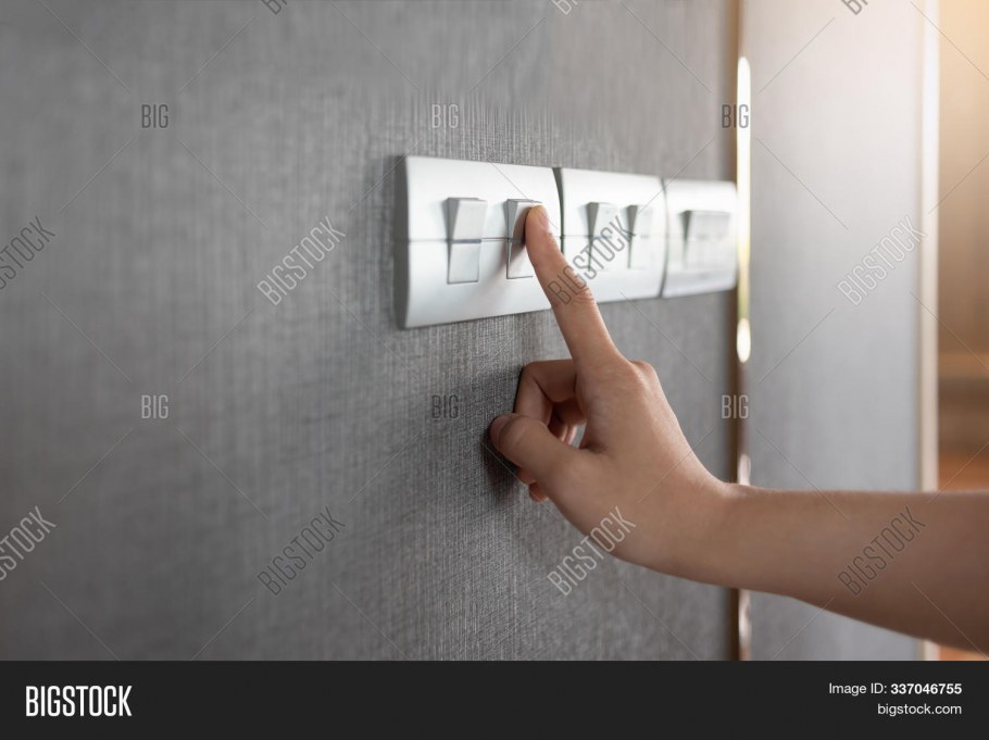 Фотосессия с ноутбуком в спальне