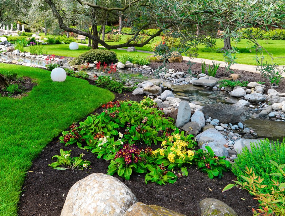 Альпийская горка с водоемом