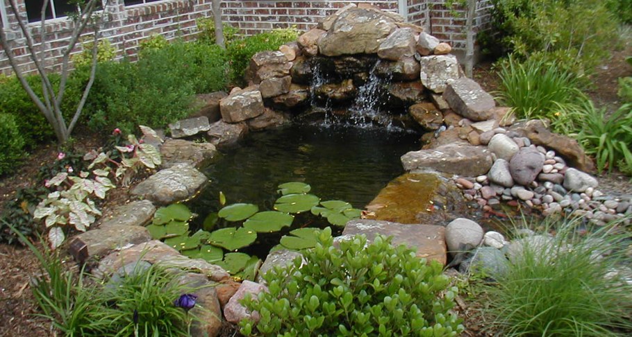 Альпийская горка рядом с колодцем