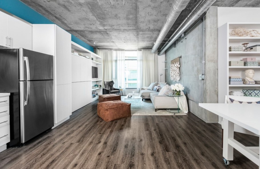 Светлая квартира студия в стиле лофт