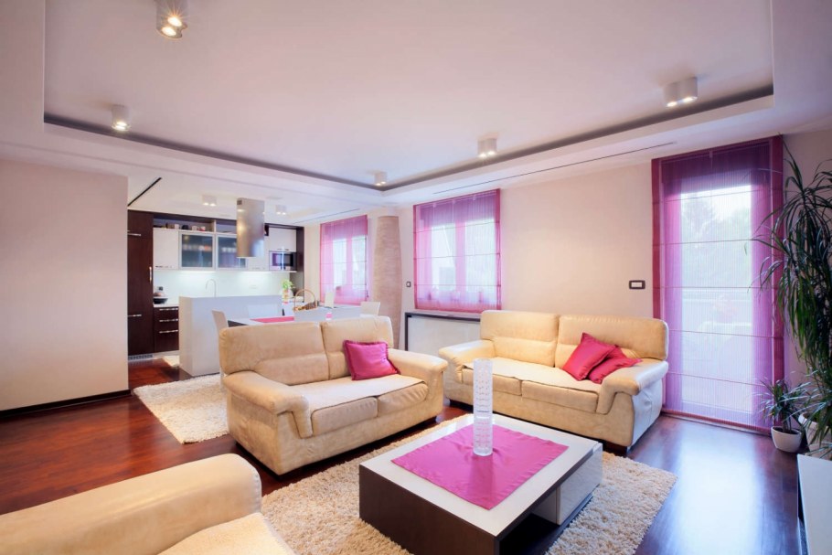 Гостиная с розовым потолком