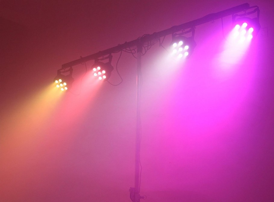 Свет прожекторов на сцене