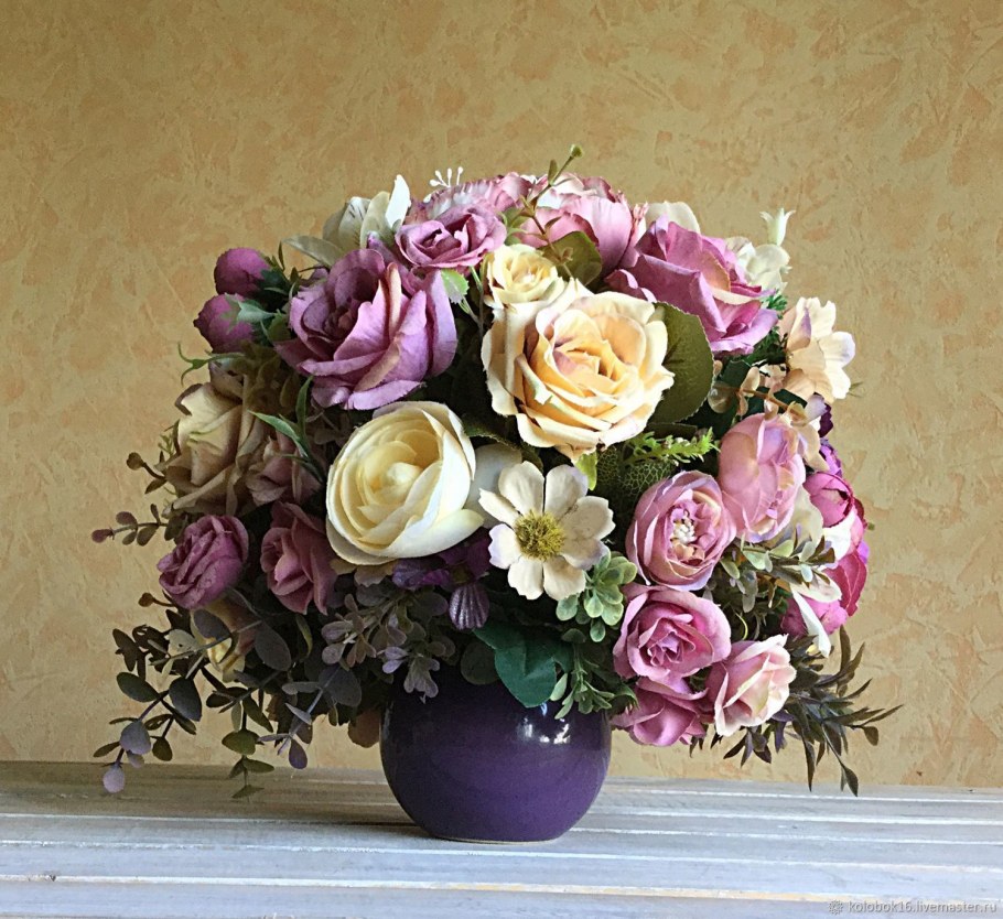 Ваза с искусственными цветами