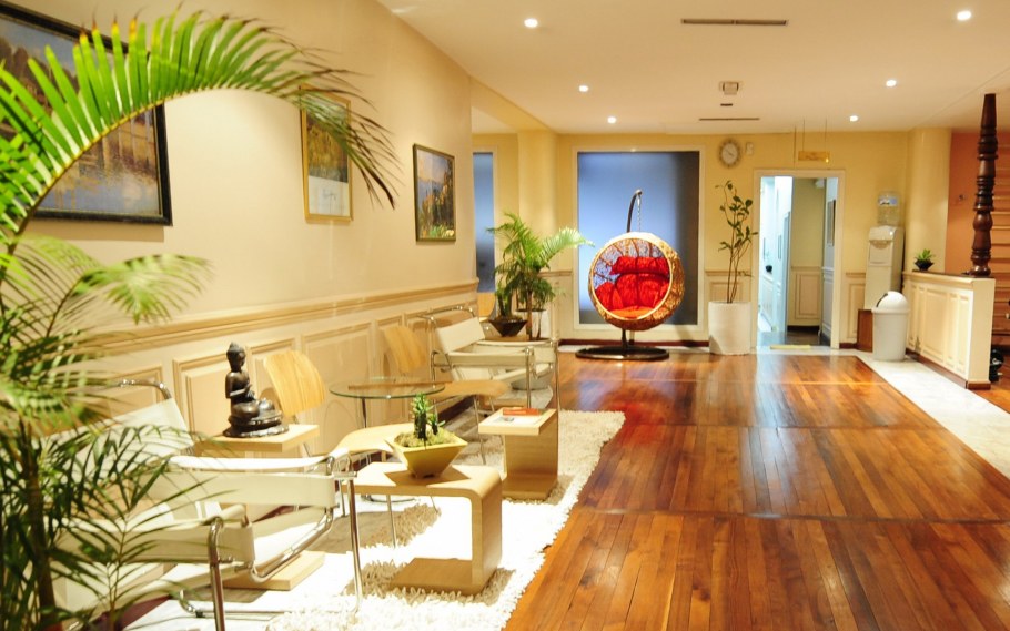 Constance Moofushi 5*