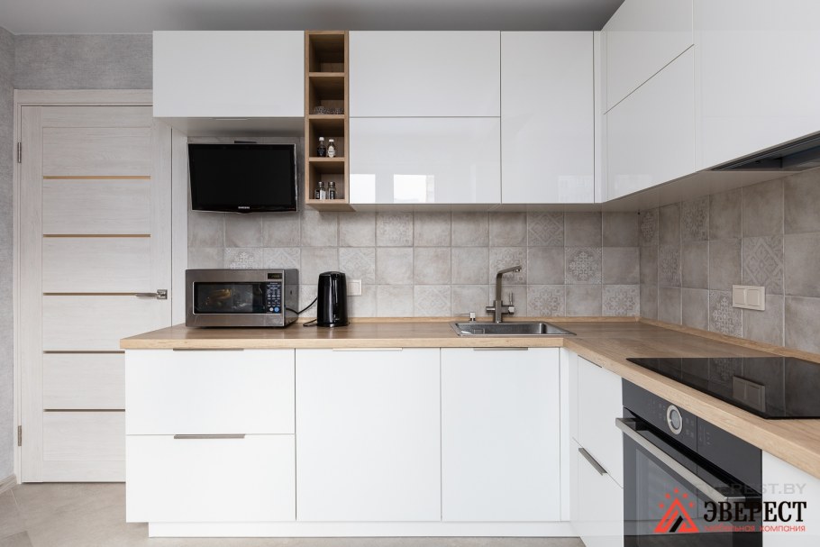 Белая кухня с деревянной столешницей