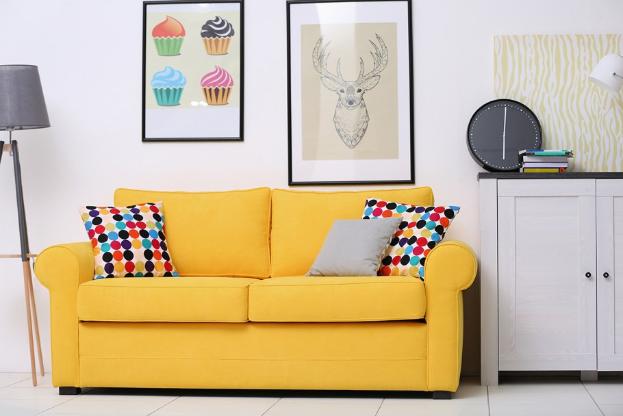 Желтый диван в детской
