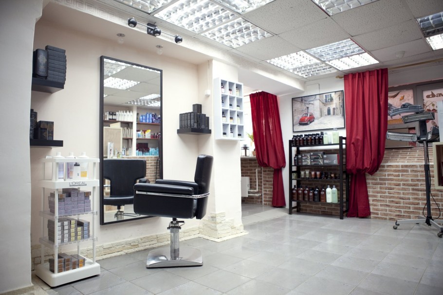 Интерьер парикмахерской маленькой площади