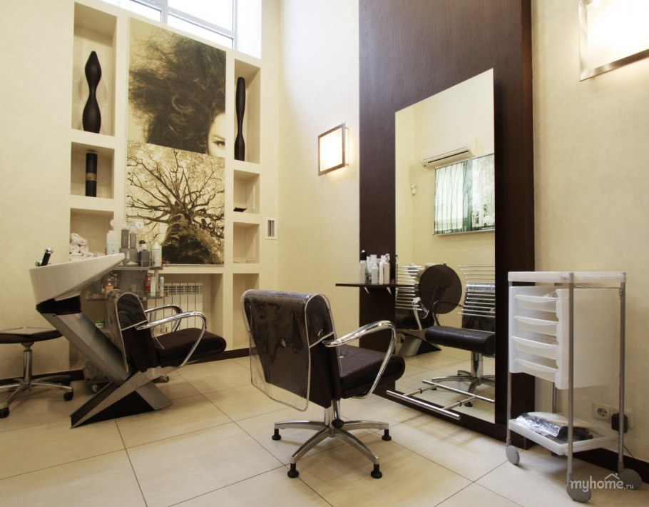 Интерьер парикмахерской маленькой площади