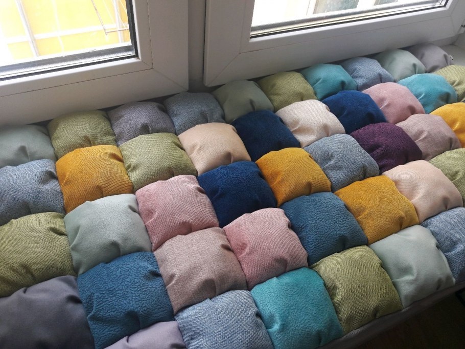 Широкий подоконник в интерьере