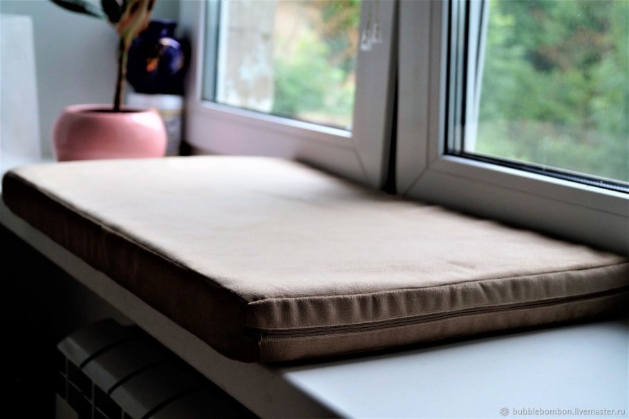 Окно ретро с подоконником в интерьере