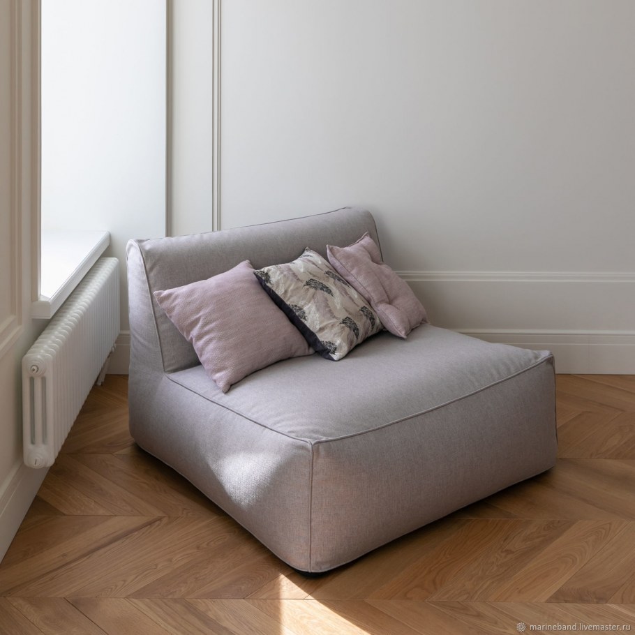 Скамья у окна с подушками