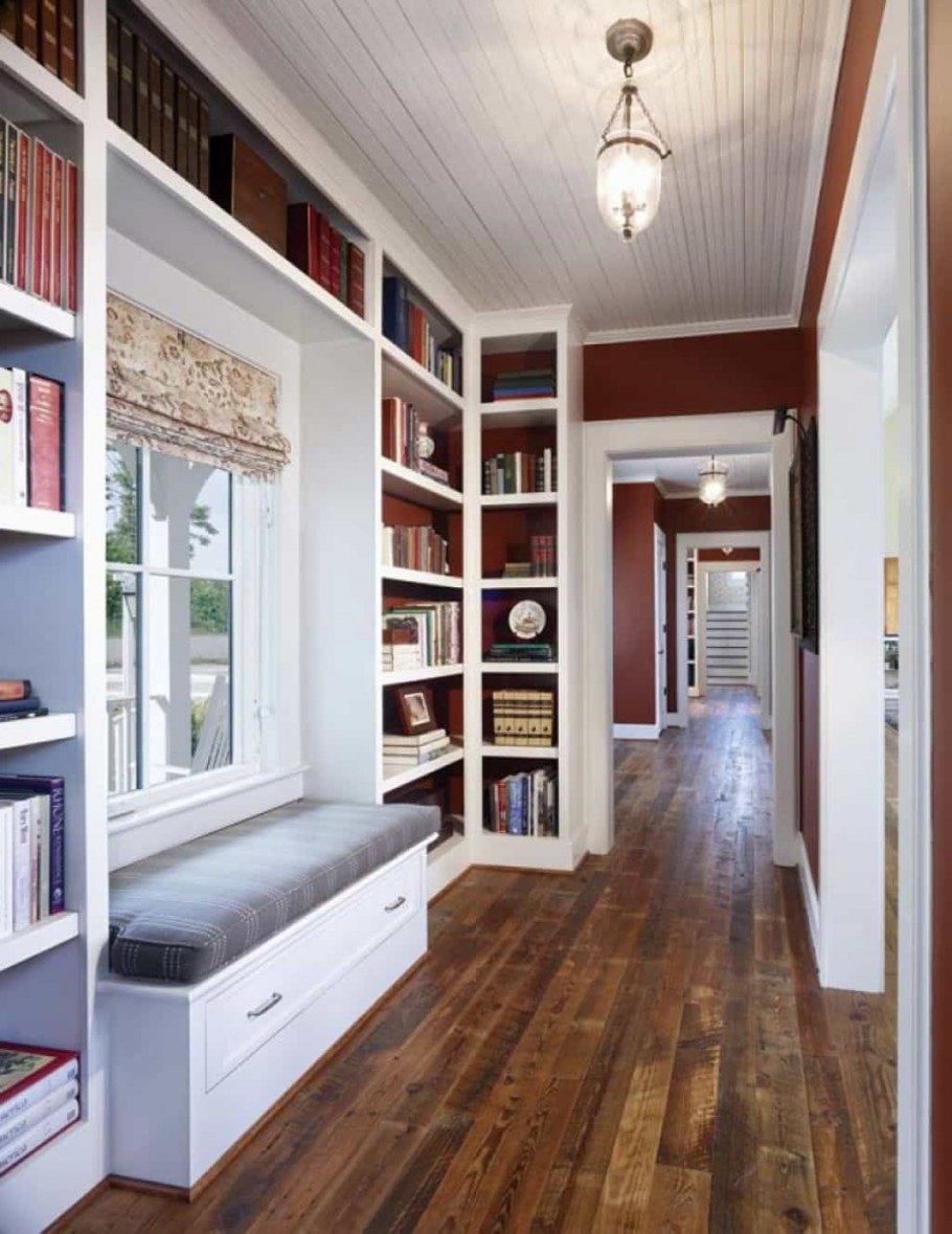 Коридор с книжными полками