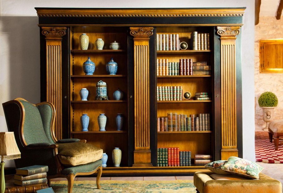 Коридор с книжными полками