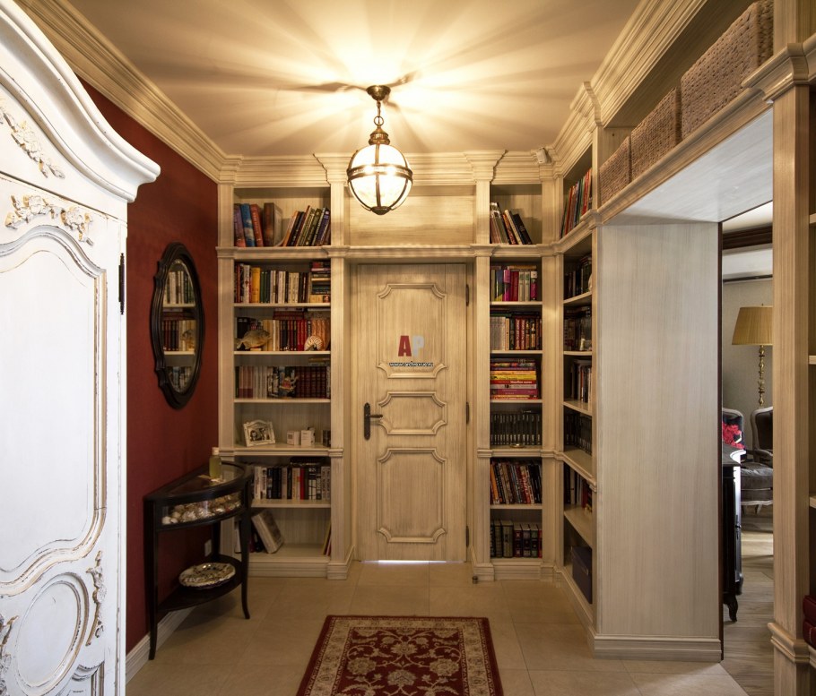 Книжный шкаф в прихожей